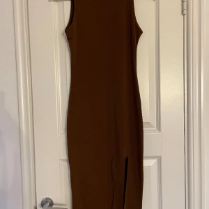 Tajt klänning  - Brun tajt klänning med slit, sitter fint och bra material. Storlek xss/xs.