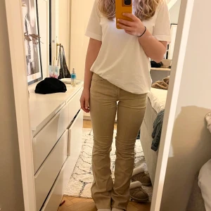 Beigea jeans - Jeans med medelhög midja i en beige färg💕  midjemått: 38 cm innebenslängd: 81 cm 