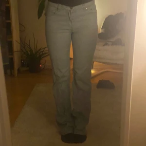 Ljus mintfärgade jeans  - Storlek 38 i bra skick. 