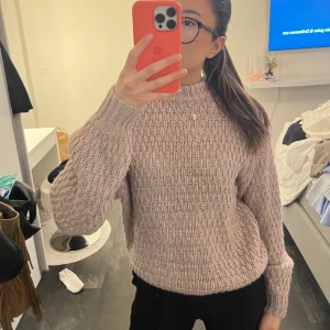 Stickad tröja - Stickad ”melerad” lila/rosa tröja från envii. Jätte bra skick. Frakt tillkommer 