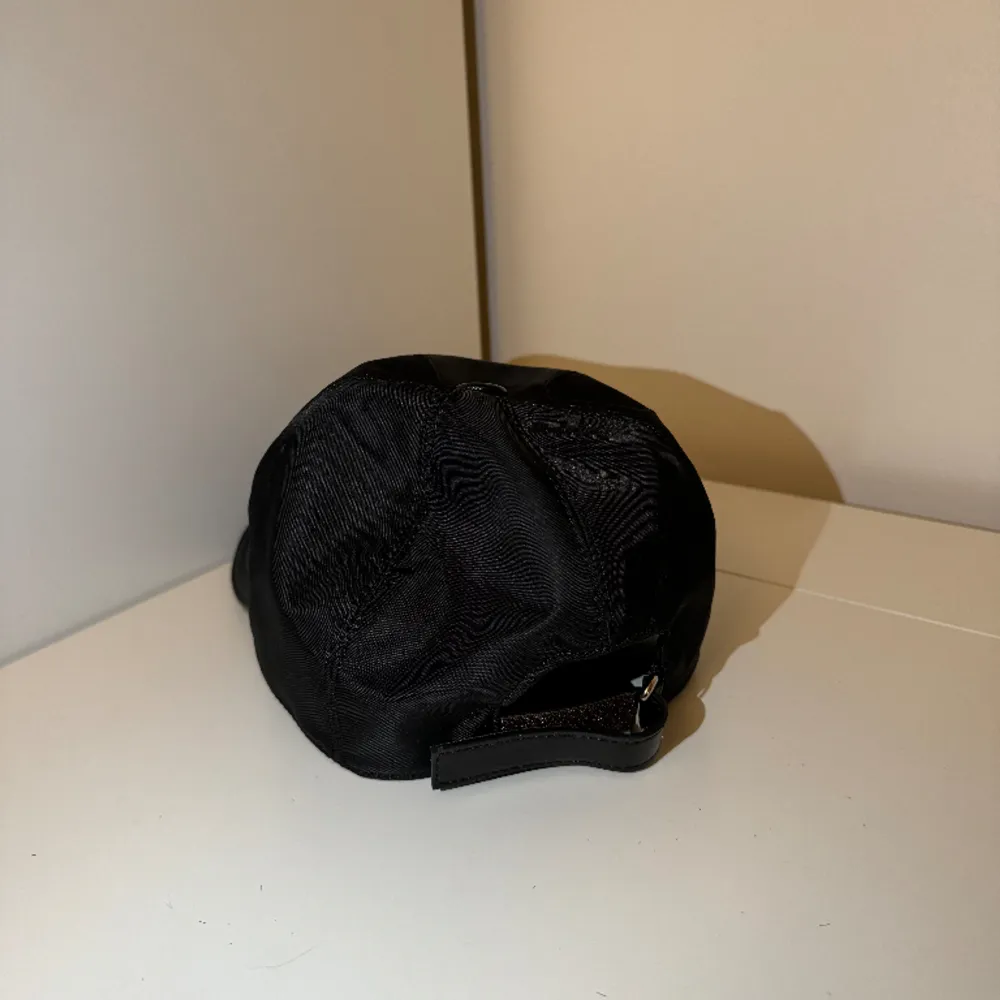 Säljer nu en helt ny Re-Nylon baseball cap. Den är aldrig använd. Nypris: 6500kr, mitt pris 2999kr. Finns även kvitto.. Accessoarer.