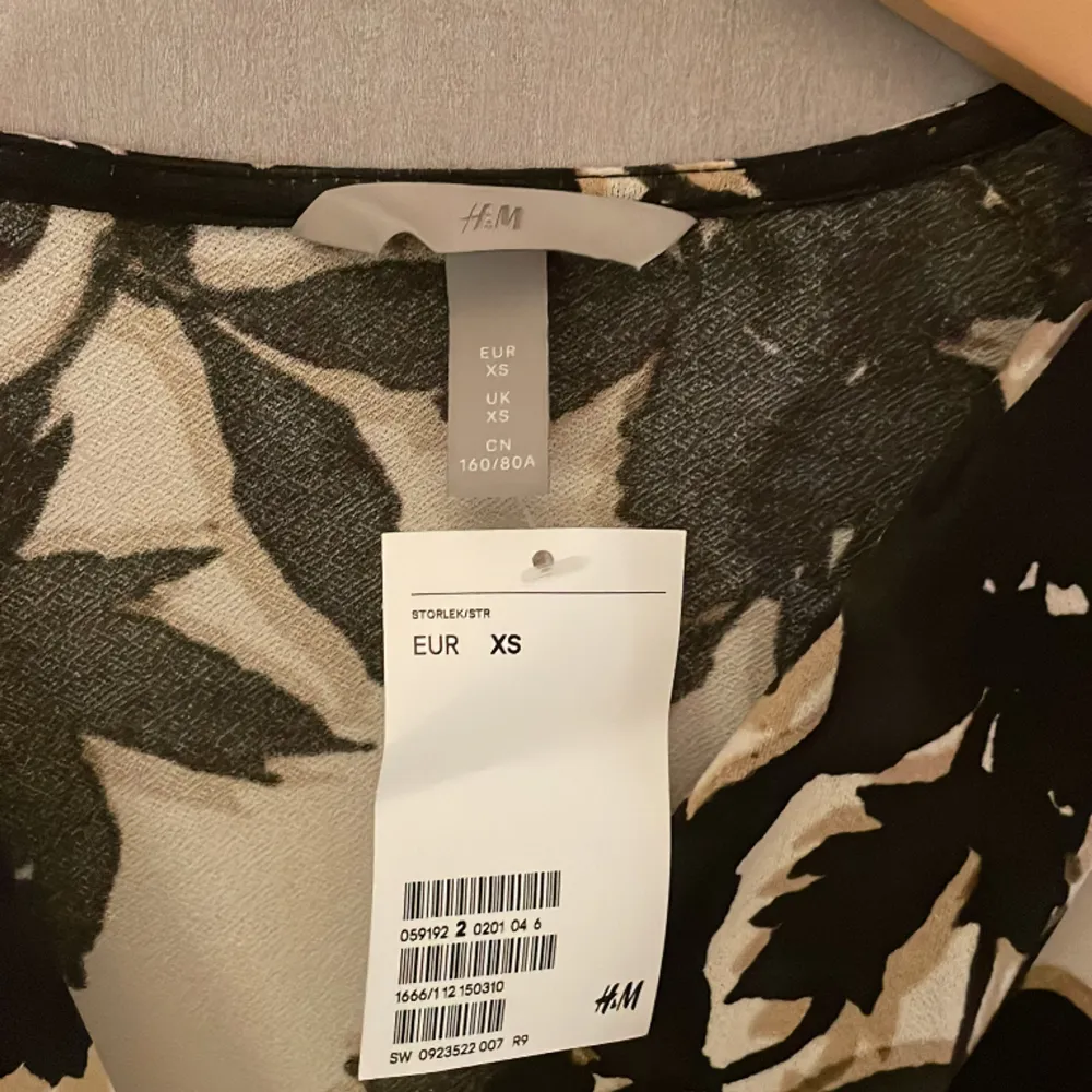 Elegant möntrad klänning från H&M i storlek xs. Aldrig använd och har etikett kvar. Klänningar.
