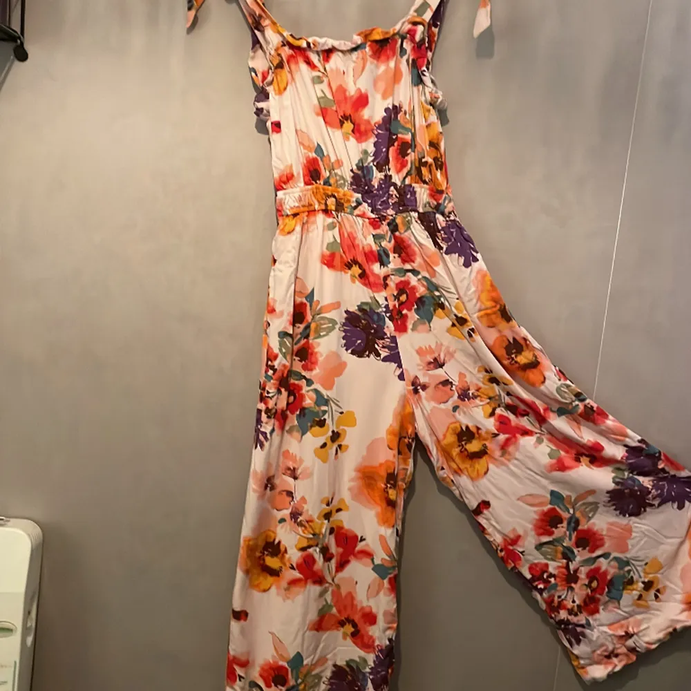 Blommig sommar byxdress från H&M, storlek 36. Klänningar.