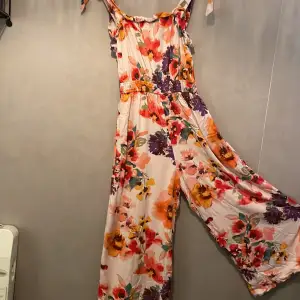 Blommig sommar byxdress från H&M, storlek 36