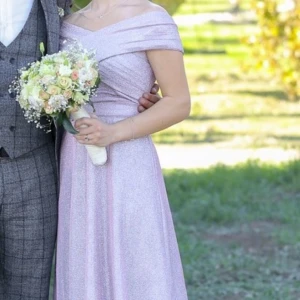 Balklänning/tärnklänning  - Otroligt fin och glittrig rosa/lila balklänning/tärnklänning! Jättefint bälte med som man gör till en rosett baktill. Använd endast vid ett tillfälle, i nyskick! Storlek 34. Köpt för 2500kr 