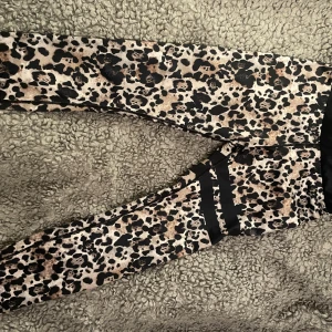 Träningsbyxor  - Ett par träningsbyxor från stronger, använda några gånger. Storlek s 