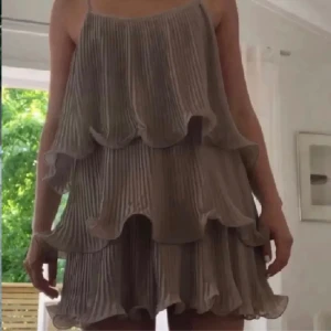 Volangklänning  - Så snygg volang klänning från hm. Perfekt till fest. ( bild 1 är lånad ) oanvänd med lapparna kvar. Säljer då jag köpt 2 st. Pris kan diskuteras vid snabbaffär 💕