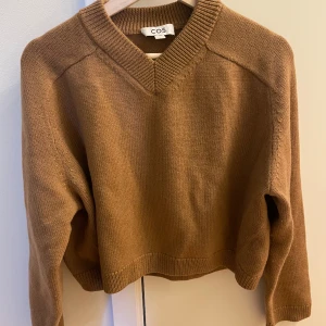 Brun tröja i ull  - Brun tröja i ull från COS, storlek S. Bara använd en gång så i mycket bra skick. 