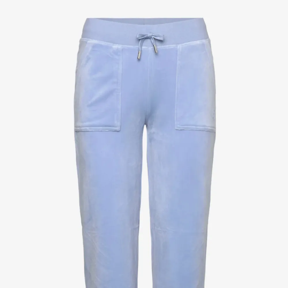 Säljer dessa Juicy Couture byxor i storlek S i en ljusblå färg😊Använda men bra skick men är litte missfärgade längst ner vid hälen💗Bara att skriva om några  frågor . Jeans & Byxor.