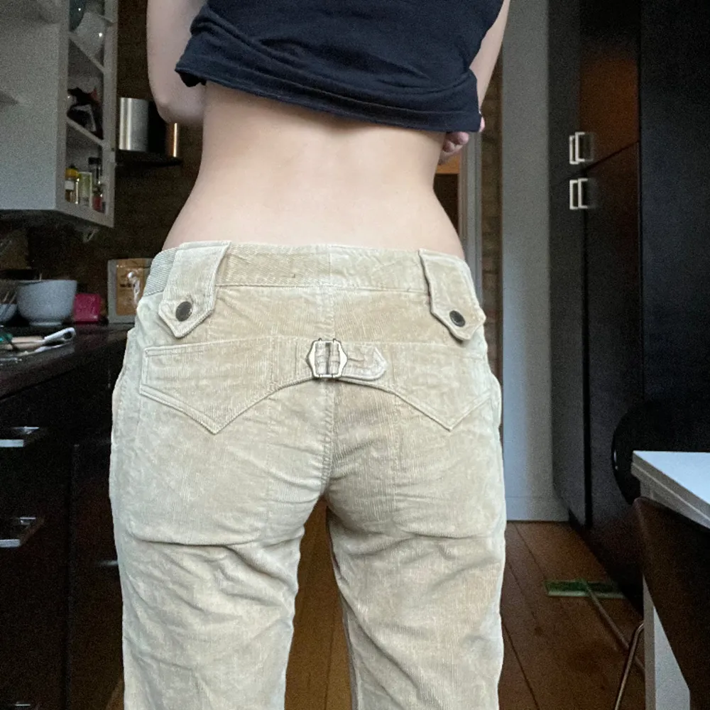 Jättefina men lite korta för mig som är 175 cm💕. Jeans & Byxor.