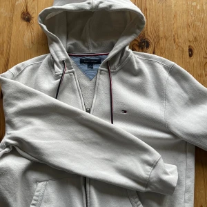 Tommy hilfiger zip hoodie - Säljer nu min Tommy hilfiger hoodie som är köpt i usa  Den är storlek M men passar nog bäst dig som brukar bära S  Den är använd men inga skador 