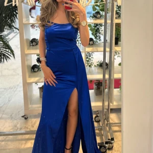 Blå bal klänning - Kungs blå bal klänning använt två gånger helt ny inget skadad passar perfekt för dig som ej vill läggga tusen lappar på din bal klänning