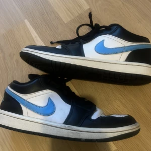 Jordan low blue - Säljer dessa fina jordans i  bra skick, men kommer ej till användning, box följer med, pris går att diskutera 💞