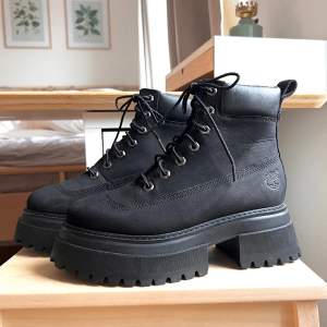 Säljer dessa Timberland SKY 6 INCH kängor i storlek 38. Dem köptes för ca 1 år sen men har aldrig använts så dem är fortfarande i nyskick. Original pris 1799kr.