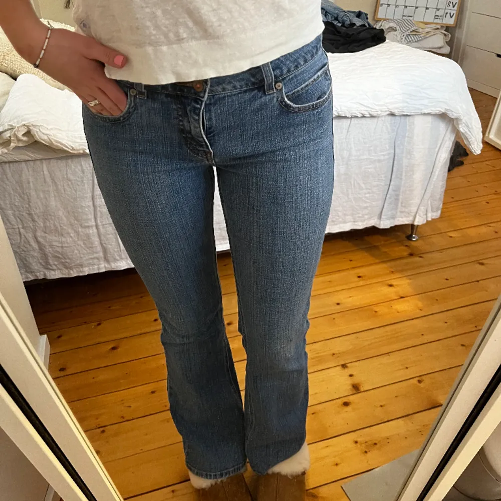 Super snygga lågmidjade bootcut jeans från Levis! Tyvärr lite korta på mig som nästan är 173cm. Midjemått: 41cm, Innerben: 75cm Modell: slender boot cut 526. Jeans & Byxor.
