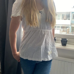Odd Molly tröja - En fin vit typ t-shirt/blus från odd Molly i storlek XS/S. Aldrig använd skriv för frågor