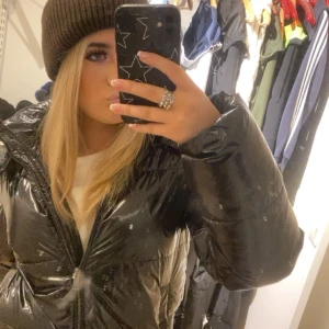 Svart jacka nelly - Säljer denna jacka då den inte kommer till användning. Super varm ock skön! Slutsåld på hemsidan!