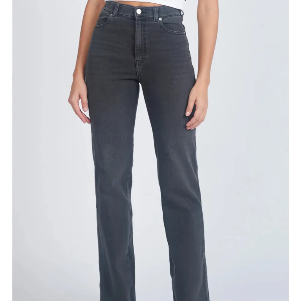 Jeans ifrån drdenim i en gråfärg som är i bra skick. Nypris 699 kr. Jeans & Byxor.