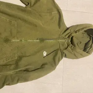 Hej säljer min nike gröna zip hoddie 