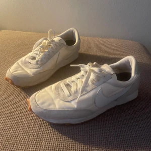 Nike sneakers - Strl 39-40 (dam).  Knappt använda. Nypris 1100.  Skickas mot fraktkostnad. 