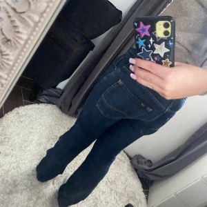 Blåa jeans  - Säljer ett par blåa Lee jeans säljer då dem är försmå för mig fram till, super fint skick💞
