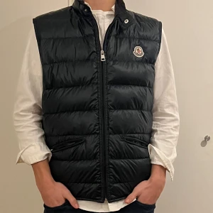 Moncler gui väst - Tjena, säljer min moncler gui väst! Den är storlek 3=Medium! Inga synliga flaws, ny pris 8500kr mitt pris 2999kr inget og medföljer vid köp! Hör av er vid intresse & frågor 