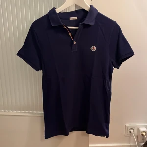 Moncler piké - Moncler piké i lilablå färg i ett bra skick. 