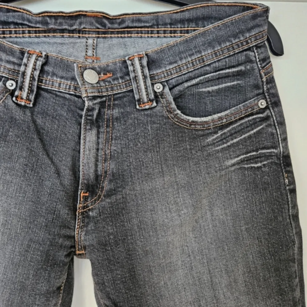 Svart/gråa Levi’s Jeans i mycket bra skick! W 31, L 30, så passar M. Utsvängda och lågmidjade!! Tryck gärna på köp nu . Jeans & Byxor.