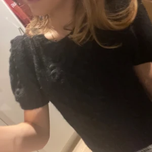 Stickad t-shirt - Stickad t-shorts ifrån & Other Stories. Super fin med små sittande detaljer. Perfekt till vardags men också fest. Använd fåtals gånger, därav inga skador 💗