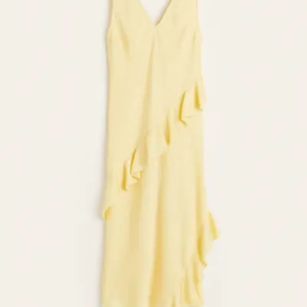 Säljer min fina gula kläning från Hm. Knappast haft på mig kläning. Jätte fin i sommar💛🐝🌻köparen står för frakten . Klänningar.