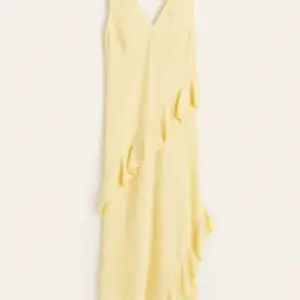 Säljer min fina gula kläning från Hm. Knappast haft på mig kläning. Jätte fin i sommar💛🐝🌻köparen står för frakten 