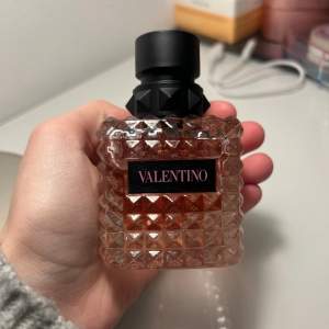 En Valentino parfym i doften born in Roma i 50 ml som bara används en gång som säljs då den inte kommer till användning💞