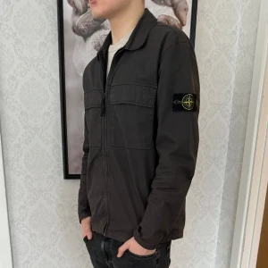 Stone island overshirt  - En overshirt jacka perfekt nu till våren färgen är grå. bra skick nypris 4399kr köpt på nk kvitto finns. Kom dm om du har några frågor.
