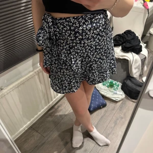 Kjol - Jätte fint kjol som aldrig är använd