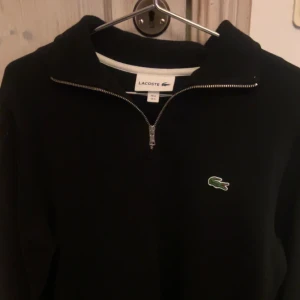 Lacoste Half Zip - Snygg Lacoste half zip i storlek S. Har bara använt tröjan ett fåtal gånger, det finns inga defekter och nypris ligger på cirka 1200 kr. Pris kan alltid diskuteras.