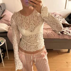 Lace top från Gina Tricot i strl xs, använd 1gång så inga defekter eller liknande. Skriv för mer info. ☺️