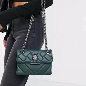 Kurt geiger - Säljer nu min väska då den inte kommer till användning den är lite sliten i botten och på kanterna men inget man märker av så mycket kom privat för fler bilder.