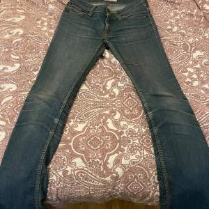 Ett par jeans från tiger of Sweden som är en gammal modell som har blivit använda några gånger 