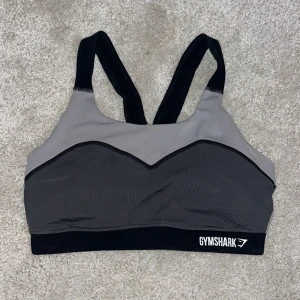 Gymshark sportbh - Så snygg träningstopp från Gymshark. I superbra skick!! Den är vadderad, men de kan tas ut om man inte vill ha de.   OBS! Se även min annons med matchande tights 