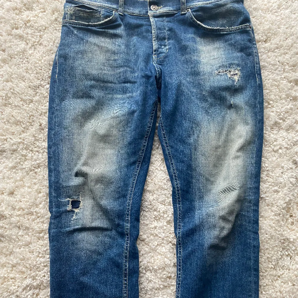 Dondup ”George” Jeans Skick: 9/10 Storlek: Dondups storlek ”36” men sitter som vanliga jeans i size 32. Jeans & Byxor.
