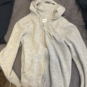 John Henric Kashmir hoodie - John Henric Kashmir zip hoodie som är i gott skick. Nypris är 2200 och säljer för 1400. Litet märke vid ena fickan men inget som man lägger märke till. Skriv vid fler frågor eller bilder. Kan även diskutera priset