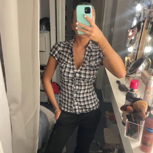 Rutig blus/skjorta - Så fin i storlek xs eller s men jag brukar ha xs och den sitter så fint och man kan även justera passformen med ett knyte i ryggen. 