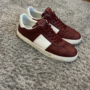 Valentino flycrew vinröda - Tja säljer nu mina valentino flycrews i väldigt bra skick! Påsar följs med. Storlek 41 men passar 42!