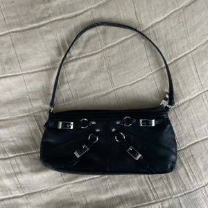 Cool väska🖤❤️ - Snygg väska från sisters point med en cool design på framsidan och ett fack i💗. Bara pytte lite sliten på bandet men det är inget som syns🖤