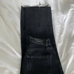 Raka zara jeans som är lite kortare i modellen, bra skick!