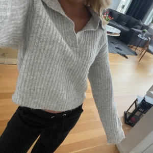 Stickad tröja  - En fin ljusgrå stickad tröja