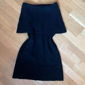 Stickad off shoulder klänning från Ann taylor🖤 storlek S Nypris ca 2000kr