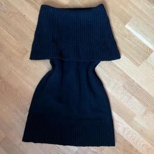 Off shoulder klänning - Stickad off shoulder klänning från Ann taylor🖤 storlek S Nypris ca 2000kr