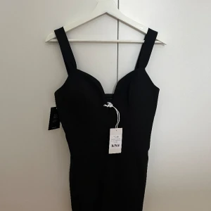Fodralklänning NA-KD  - Svart fodralklänning, oanvänd, prislappen kvar.