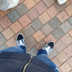 Vans skor - Säljer dessa sjukt fräscha vans. De är sparsamt använda utan defekter osv. Nypris 800. E-kvitto medföljer. Storlek 46 men passar även 45.